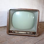 VRT plukt foto's van Twitter zonder toestemming vintage brown crt tv on parquet wood flooring