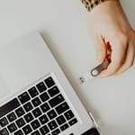Benchmarking USB Drives with Shell Scripts - Part 2: Evolving the Script with ChatGPT connecting flash memory to laptop